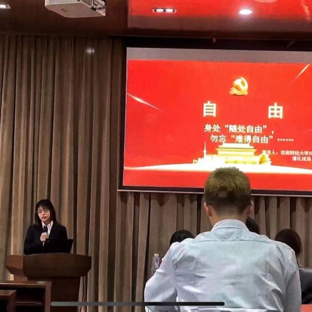 高举中国特色社会主义伟大旗帜，培育和...